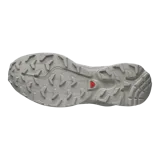 Championes Salomon XT-6, calzado de trail running adaptado para uso urbano. Diseño en color negro, gris, rojo y blanco, con sistema de cordones de ajuste rápido Quicklace y suela de gran tracción.