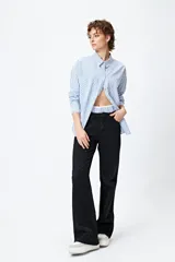 Jean de corte recto y tiro medio, confeccionado en denim negro con diseño de calce relajado y acabado limpio.