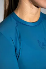 Remera deportiva de lycra de manga larga color azul, con cuello redondo y puños con abertura para el pulgar.