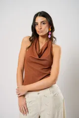 Musculosa marrón de punto con cuello drapeado y espalda descubierta.