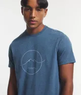 Remera azul de manga corta con cuello redondo y estampa de un círculo con una montaña en el centro.