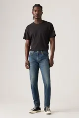 Jean Levi's modelo 512 Slim Taper Performance en color azul, con diseño de corte ajustado y botamanga cónica.