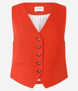 Chaleco de sastrería rojo con escote en V, sin mangas y cierre frontal con botones en contraste. Confeccionado en viscolino, de corte entallado y estilo elegante.