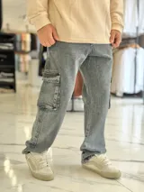 Pantalón de jean cargo color azul, con bolsillos laterales con solapa en los muslos, corte recto y holgado.