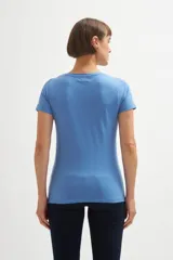 Remera celeste de algodón con escote redondo.