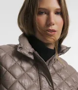 Campera Marfinno de cuello alto con cierre frontal, bolsillos laterales y diseño capitoneado con efecto acolchado.