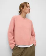Sweater de punto color rosa, de corte corto con cuello redondo y mangas largas. Presenta acabados en canalé en cuello, puños y bajo. Confeccionado en una mezcla de lana merino y alpaca que ofrece una textura suave y abrigada.