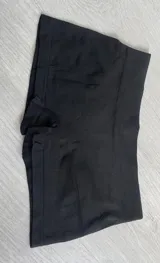 Boxer de corte clásico y tiro medio, confeccionado en tejido suave y elástico, con costuras reforzadas y cintura elástica para mayor comodidad.