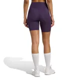 Calza corta deportiva Adidas de tiro alto, color violeta, con logo de la marca estampado en el muslo izquierdo.