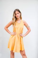 Brazalete rígido plateado con forma de rama con hojas. Disponible en alpaca y en bronce.