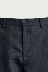 Bermuda regular fit azul marino confeccionada en lino, con bolsillos frontales, bolsillos traseros de doble vivo con botón y cierre frontal con cremallera y botón.