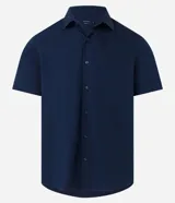 Camisa de manga corta con cuello inglés y cierre frontal de botones, confeccionada en mezcla de bambú y viscosa.