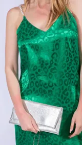 Vestido midi blanco con estampado animal en gris, breteles finos con detalle de perlas y escote en V.