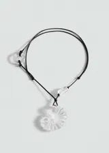 Collar con cordón negro ajustable, dije colgante en forma de concha marina de resina transparente y abalorios de resina y vidrio incrustados.
