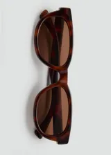Lentes de sol con montura de pasta carey en tonos marrones y cristales tintados a juego.