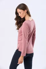 Remera de manga larga en color rosado, con cuello redondo y estampado sutil en tono sobre tono.