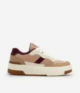 Championes de mujer Satinato con diseño de bloques de color en tonos beige, tostado, blanco y detalles en bordó. Cuentan con suela caja alta, cordones gruesos blancos y acabados con textura aterciopelada.