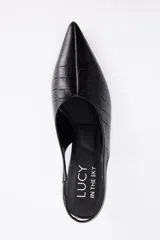 Zapato destalonado de cuero vacuno con textura efecto cocodrilo, diseño de punta fina y taco bajo.