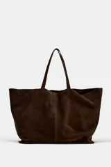 Bolso tipo maxi shopper de piel serraje en color marrón, con doble asa de hombro y bolsillo interior con cremallera.