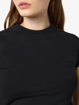 Remera negra de manga corta con diseño raglán y cuello redondo, de calce ajustado.