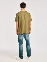Remera de manga corta color verde oliva con cuello redondo y logo de la marca Caterpillar estampado en negro en el pecho.