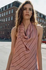Vestido midi de satén con cuello halter y escote drapeado. Presenta un diseño a rayas diagonales y detalle de volantes en el frente.