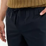Pantalón de vestir de popelina negro, de corte recto y clásico, con bolsillos laterales.