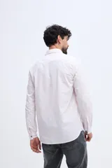 Camisa de manga larga fit semi slim color celeste, con cierre frontal de botones y cuello camisero clásico.