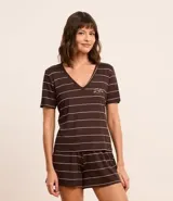Conjunto de pijama corto de viscosa con estampado de rayas horizontales con hilo metalizado. Incluye remera de manga corta con cuello en V y short con cintura elástica y lazo.