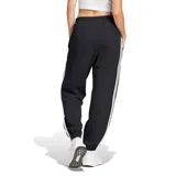 Pantalón Adidas Essentials French Terry Cuffed 3 Tiras de felpa francesa color gris oscuro, con cintura elástica ajustable con cordón, puños elastizados y tres tiras blancas a los costados. Logo de Adidas bordado en la pierna izquierda.