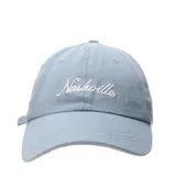 Gorra tipo baseball color celeste con bordado frontal en hilo blanco que dice Nashville.