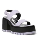 Sandalias con plataforma color lila, con dos tiras anchas y hebilla de ajuste al tobillo.
