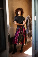 Falda midi irregular con estampado de ceibo en tonos fucsia, negro y blanco.