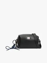 Bandolera Tommy Jeans de acabado liso, diseño urbano y silueta cuadrada. Cuenta con cierre de cremallera, compartimento principal, correa ajustable y un colgante extraíble de cordón trenzado. Incorpora el parche con el logo de la marca en la parte delantera.
