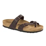 Sandalia Birkenstock modelo Mayari con tiras de cuero engrasado color marrón, hebillas metálicas ajustables y plantilla anatómica de corcho con suela de goma.