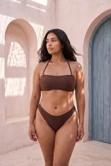 Conjunto de bikini color marrón, compuesto por un top bandeau con tirantes finos ajustables y copas removibles, y una bombacha de corte clásico.