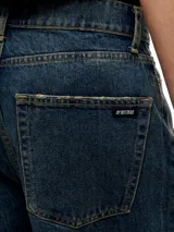 Jean de corte wide leg, confeccionado en denim 100% algodón, con diseño de cinco bolsillos y lavado oscuro con acabado desgastado.