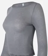 Blusa de manga larga confeccionada en tejido rib con textura acanalada y leve transparencia. Presenta un corte ajustado al cuerpo y escote redondo.