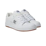 Championes DC modelo Manteca 01, de diseño urbano y estilo skate. Presentan una capellada de cuero sintético en color blanco con paneles perforados en los laterales y el logo de la marca en gris. Cuentan con suela de goma color caramelo y cierre mediante cordones.