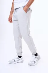 Championes urbanos de diseño clásico, confeccionados en una combinación de cuero sintético y tejido de malla. Presentan una base blanca con detalles en gris y acentos en azul oscuro, con suela de goma robusta y cierre de cordones.