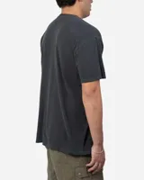 Remera gris con efecto vintage dye y estampa frontal de personajes animados estilo retro que representan una botella de cerveza y un atado de cigarrillos con la inscripción "Lost".