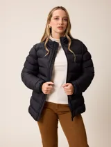 Campera acolchada de corte recto y cuello alto, con cierre frontal completo y bolsillos laterales. Diseño ligero y funcional, ideal para media estación.