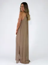 Vestido largo negro de corte fluido, con diseño plisado, tirantes finos regulables y escote redondo.