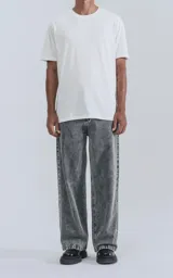 Remera de manga corta y cuello redondo, color blanco, con calce regular y un recorte sutil en la espalda.