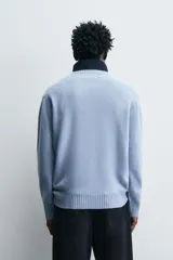 Jersey de punto de cashmere con corte regular, cuello redondo y manga larga. Presenta acabados en rib en cuello, puños y ruedo.