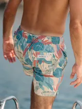 Short de baño Von Braun con estampado botánico en tonos azul, rosa y crema. Cuenta con cintura elástica, dos bolsillos laterales y un bolsillo trasero con solapa y etiqueta de la marca.