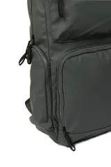 Mochila urbana de diseño minimalista en color negro, confeccionada en poliuretano. Cuenta con un compartimento principal amplio, un bolsillo frontal grande con cierre y un diseño ergonómico con correas ajustables.