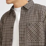 Camisa de manga larga Quiksilver con estampado de cuadros pequeños en tonos marrones y beige, cuenta con un bolsillo frontal en el pecho con logo bordado.