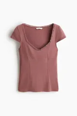 Top entallado de lyocell color rosado, con mangas japonesas, escote corazón ribeteado en encaje y costuras moldeadoras delanteras.