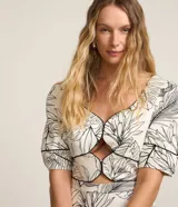 Vestido midi de viscosa y lino con estampado de hojas, escote corazón, mangas cortas abullonadas y recortes cut-out.